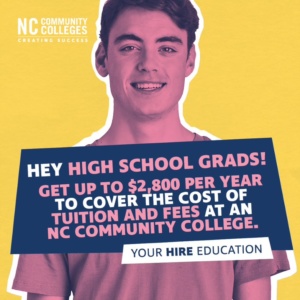 年轻人微笑。文本阅读“嘿高中毕业生！每年达到2,800美元，以支付NC社区学院的学费和费用的成本”